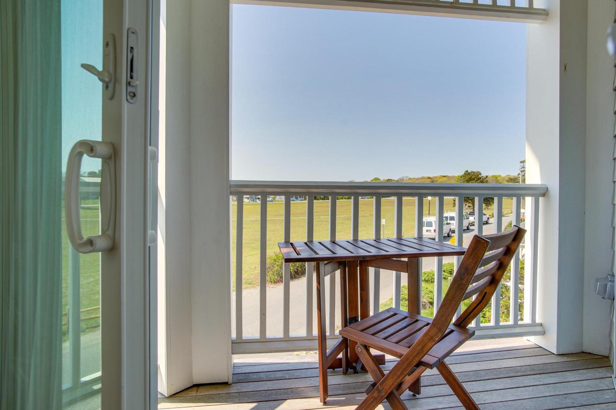 Breezy Oak Bluffs Condo - Steps To Inkwell Beach! Екстериор снимка